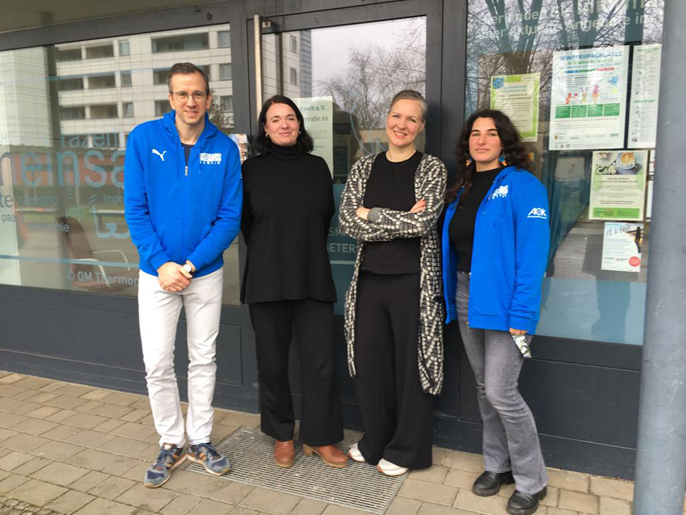 (vlnr.): Simon Schulte (SPORTKINDER BERLIN), Ann-Kristin Fomferra und Christine Piwek (QM-Thermometersiedlung) sowie Sabrina Pizzutilo (SPORTKINDER BERLIN)